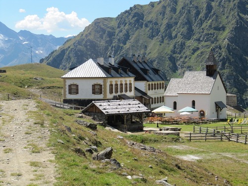 Schneeberghütte (italienisch Rifugio Monteneve) im ehemaligen Bergbaugebiet Schneeberg in den Stubaier Alpen in Südtirol